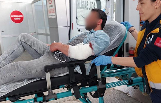 Eşiyle Tartıştı, Kendini Bıçakladı!