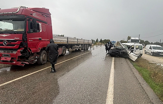 Feci çarpışma: tır ile kamyonet çarpıştı, 1 ölü 1 yaralı