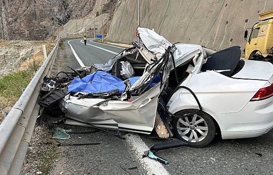 Feci kaza! otomobil kamyonla çarpıştı: 1 ölü