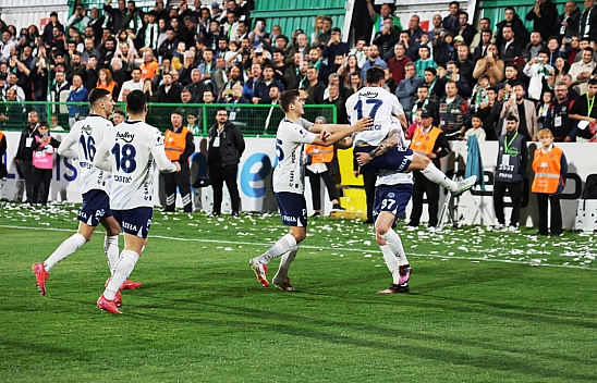 Fenerbahçe, zirve takibini bırakmadı