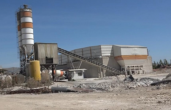 Forkliftin altında kalan işçi ağır yaralandı