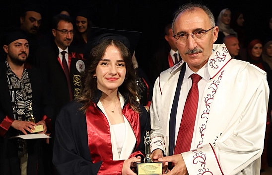Gazeteci Miray Kamaç, Fırat Üniversitesi İletişim Fakültesi'ni üçüncülükle tamamladı