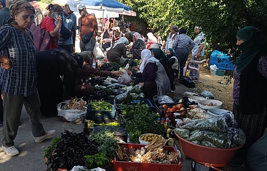 Gezin Cuma Pazarı'nda iğne atsan yere düşmüyor: Yoğunluk var, bütçe yok!