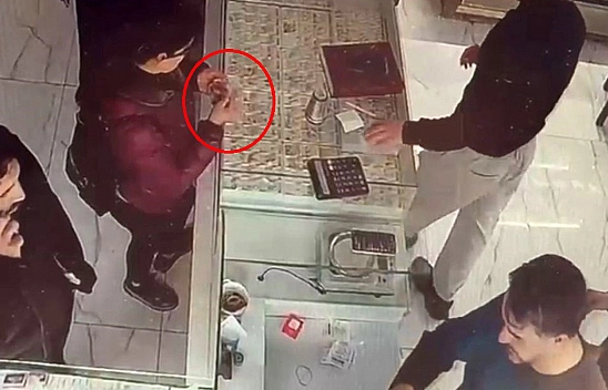 Gittiği Kuyumcuda Cebindeki Sahte Bilezikle Orijinali Değiştirdi
