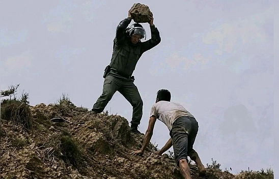 Göçmen krizinde taşlı müdahale tepki çekti
