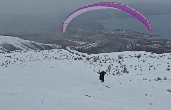 Gölün eşsiz manzarasına bir de yukarıdan baktı