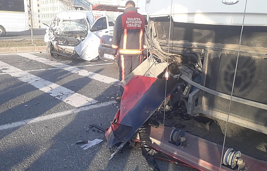 Hafif Ticari Araç Trambüsle Çarpıştı  1 Ölü 2 Yaralı