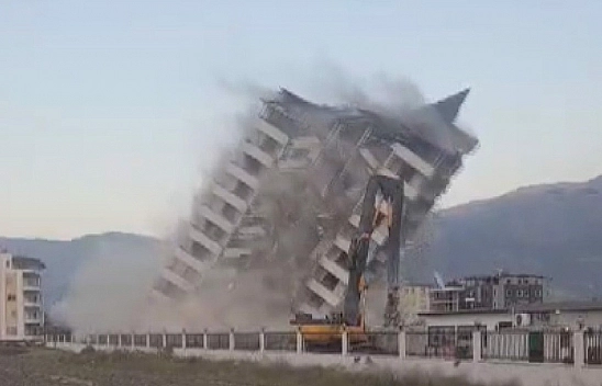 Halatla Çekilen 11 Katlı Bina  Kağıt Gibi Yerle Bir Oldu