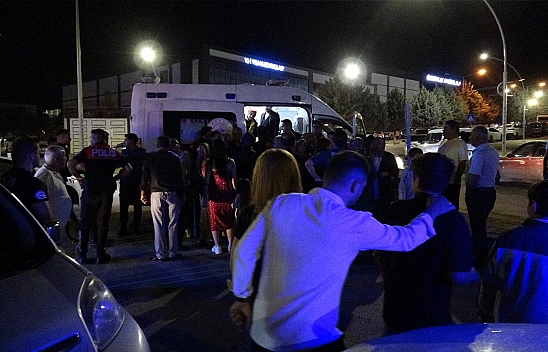 Halayda 'Elini tuttun' kavgası: 3 yaralı