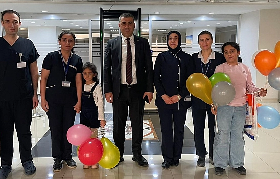 Hastanede karne sevinci: Elazığ'da minik hastalara moral sürprizi