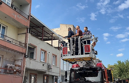 Hastaneye yatmak istemedi, polise bıçak çekip direndi