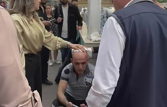 Hem Bedava Binmeye Çalıştılar Hem de Güvenlikçiyi Dövdüler