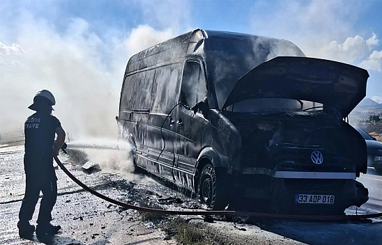 Hırdavat yüklü araç alevlere teslim oldu