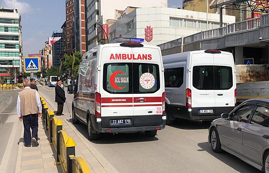 Hürriyet Caddesi'nde Bir Kadına Otomobil Çarptı!