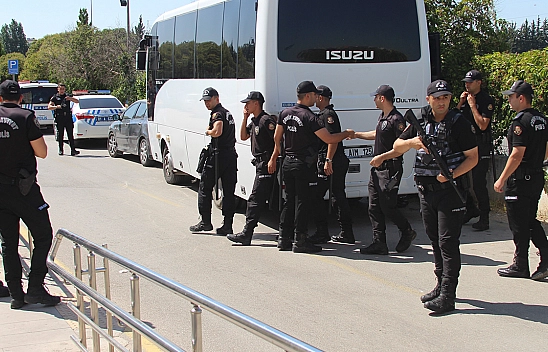 Husumetlilerine ateş açtı, yoldan geçen başkasını öldürdü