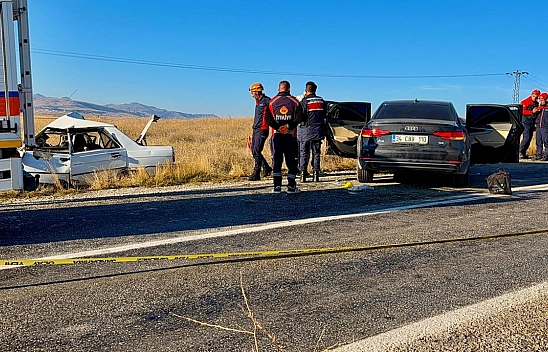 İki araç kafa kafaya çarpıştı: 4 kişi hayatını kaybetti