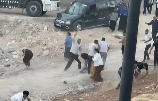 İki grup arasında taşlı sopalı meydan kavgası