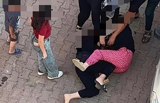 İki kadın saç başa kavga ettiler