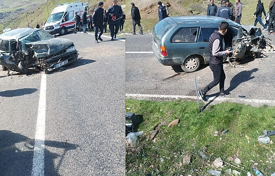 İki Otomobil Kafa Kafaya Çarpıştı!