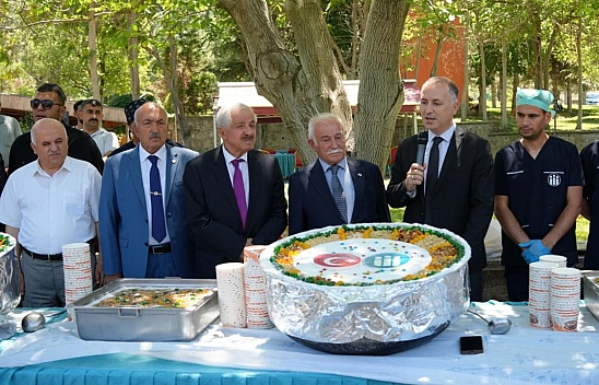 İnönü Üniversitesi'nden Geleneksel Aşure İkramı