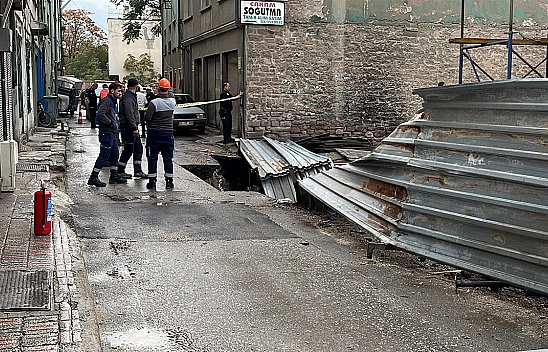 İnşaat yanında zemin çöktü, sokak savaş alanına döndü