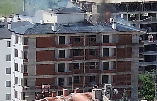 İnşaatın çatısında çıkan yangın, Elazığ itfaiyesinin müdahalesiyle söndürüldü
