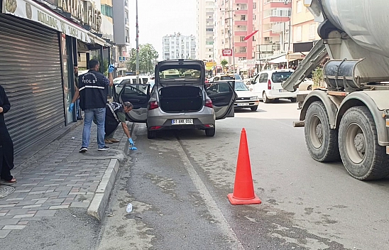 İş Yerine Düzenlenen Silahlı Saldırıda Otomobiliyle Seyreden Kadın Sürücü Vuruldu