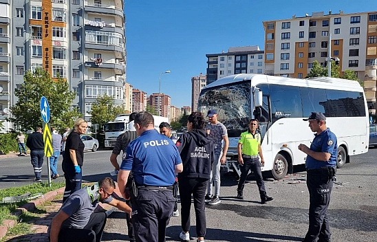 İşçi Servisi İle Kamyon Çarpıştı: 10 Yaralı