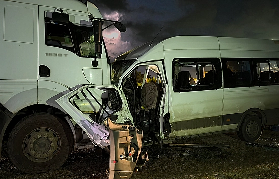 İşçi servisi tırla çarpıştı: 1 ölü, 15 yaralı