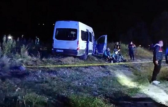 İşçi servisleri ile iş makinesi çarpıştı: 1 ölü, 15 yaralı