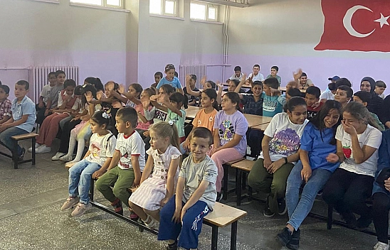 İyilik Çeşmesi Derneği'nden Mustafa Bilbay İlkokulu ve Ortaokulu Öğrencilerine Karne Hediyesi