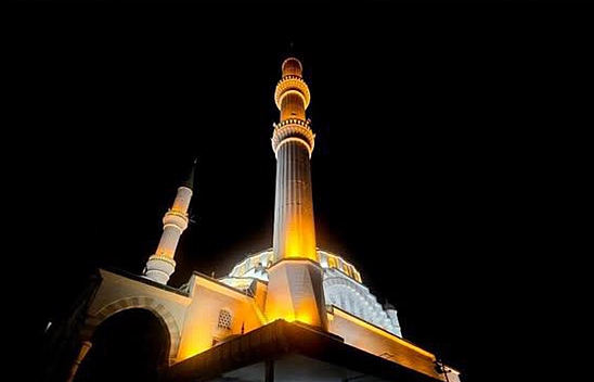 İzzetpaşa Cami geceleri bir başka güzel