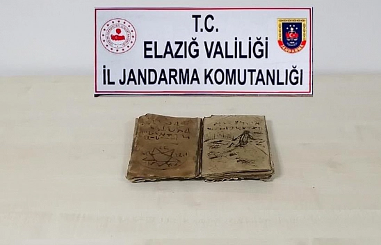 Elazığ'da Jandarma Alıcı Kılığına Girdi, Roma Döneminden Kalma Kitap Ele Geçirildi