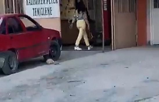 Kadın çekiçle etrafa saldırdı