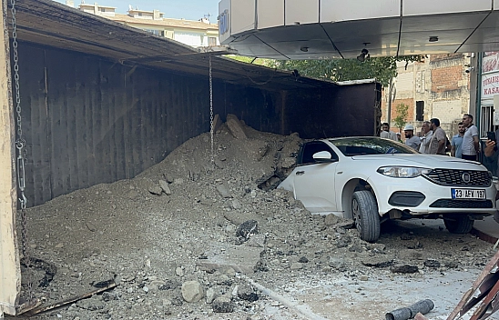 Kamyon otomobilin üzerine devrildi: Elazığ'da korkutan kaza