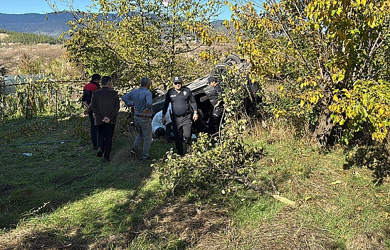 Kamyonet 38 metre aşağı yuvarlandı: 1 ölü, 1 yaralı