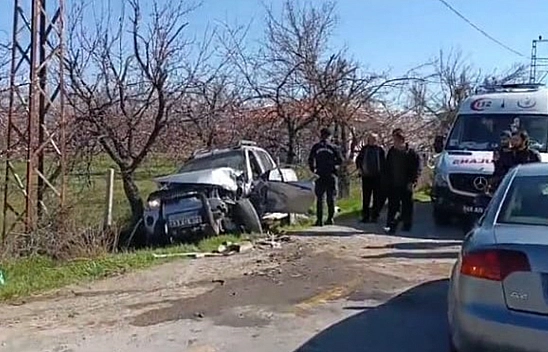 Kamyonet ile Otomobil Çarpıştı: 3 Yaralı