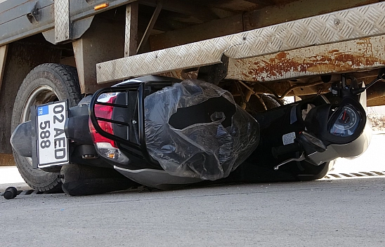 Kamyonetin Altına Giren Motosikletin Sürücüsü Ağır Yaralandı