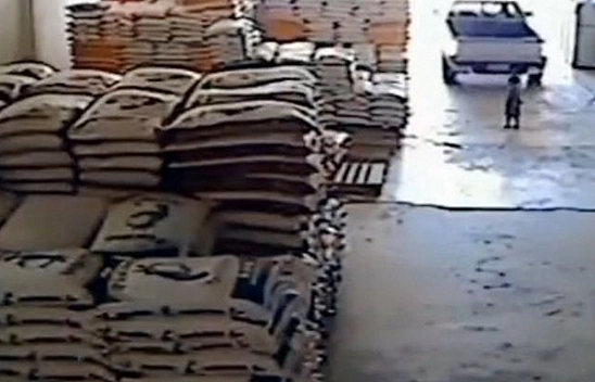 Kamyonetin Arkasında Kör Noktada Kalan Çocuk, Mucize Eseri Kurtuldu