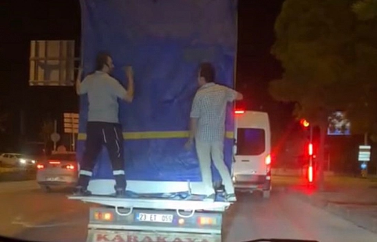 Kamyonun Arkasında Tehlikeli Yolculuk!