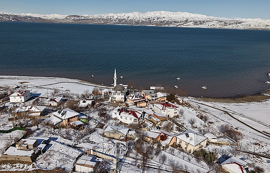 Kar ve suyun buluştuğu köy hayran bıraktı
