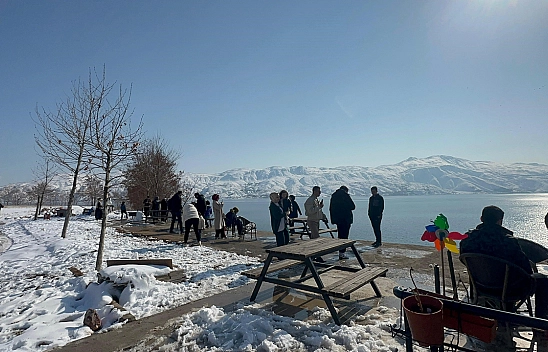 Kar yağmasıyla kendine hayran bırakan Hazar gölüne ziyaretçi akını