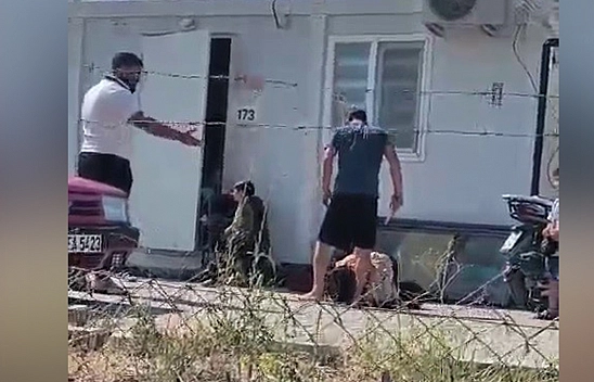 Karısını evlatlarının gözü önünde bıçakla yere yatırıp hunharca dövdü