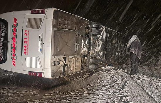 Karlıova'da Yolcu Otobüsü Devrildi: Olay Yerine Çok Sayıda Ambulans ve İtfaiye Sevk Edildi