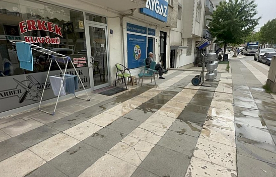 Elazığ'da Kavgayı Ayırmaya Çalışan Yaşlı Adam, Yüzünden Bıçaklandı