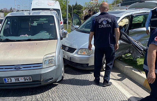 Kavşakta 3 Araç Çarpıştı!