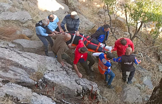 Kayadan Düşen Vatandaşın İmdadına Ambulans Helikopter Yetişti