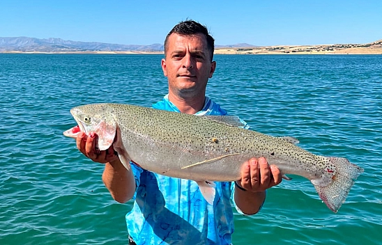 Keban Baraj Gölü'nde 5,5 kiloluk alabalık heyecanı