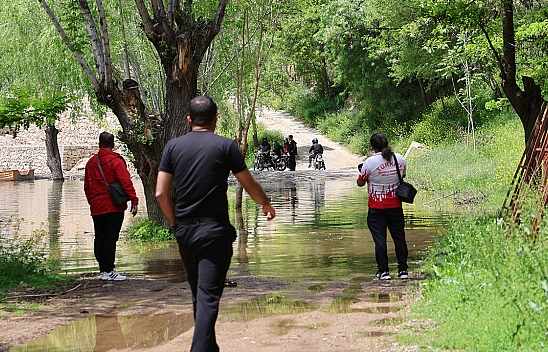 Keban Barajı savakları açıldı: Fırat kıyısındaki işletmeler sulara teslim oldu