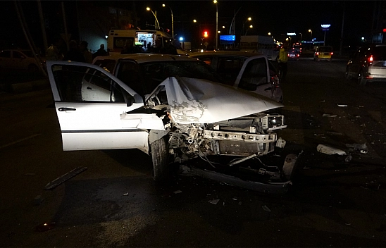 Kırmızı Işıkta Bekleyen Otomobile Çarptı, Aracını Bırakıp Kaçtı